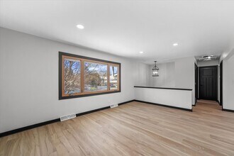 666 Hearne Ct-Unit -668 Hearne Ct in Hartland, WI - Building Photo - Building Photo