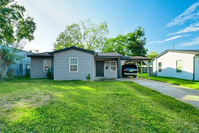 303 Park St in Baytown, TX - Building Photo - Building Photo