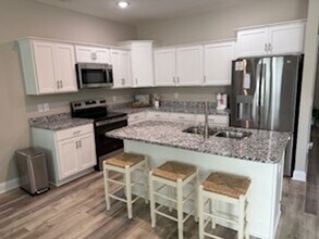 136 Coastline Cir in Cedar Point, NC - Foto de edificio - Building Photo