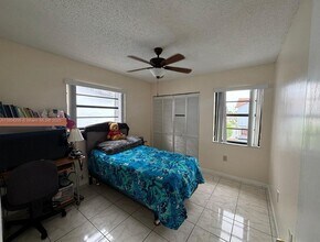 5240 W 24th Ct in Hialeah, FL - Foto de edificio - Building Photo
