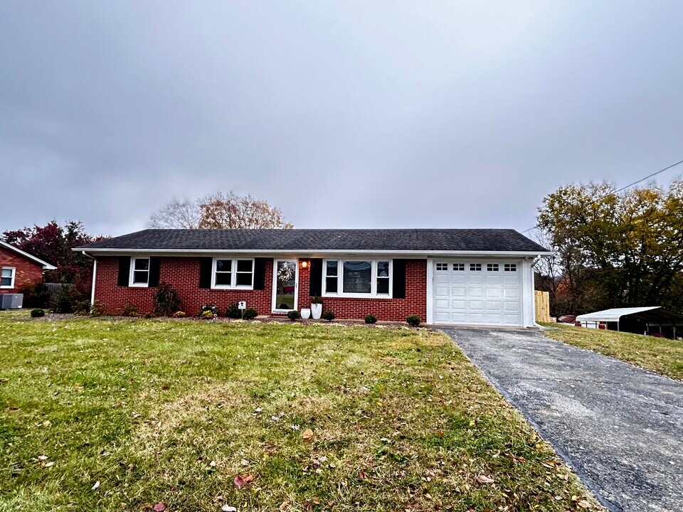 4214 Englewood Blvd in Johnson City, TN - Foto de edificio