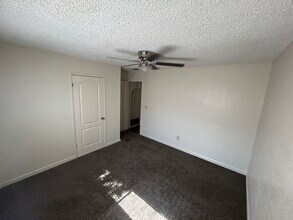 93 E Hazelwood Dr in Lemoore, CA - Building Photo - Building Photo