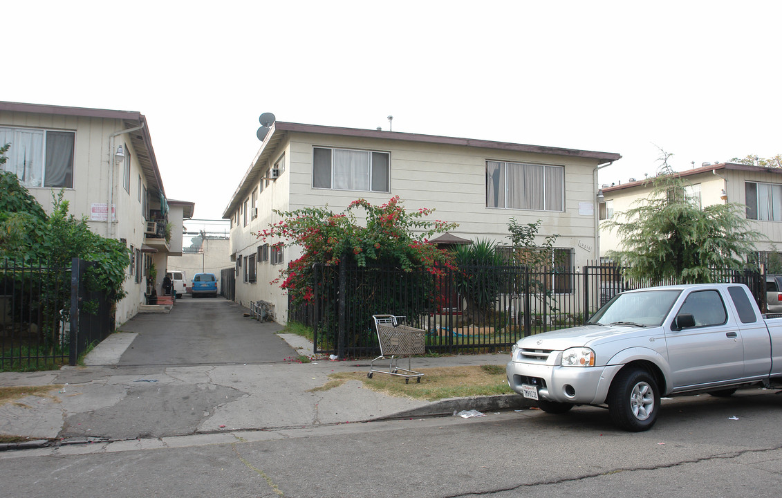 14216 Calvert St in Van Nuys, CA - Foto de edificio
