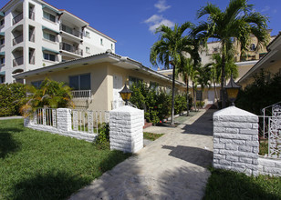 325 Majorca Ave in Coral Gables, FL - Foto de edificio - Building Photo