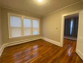 2042 Genesee St, Unit 1 in Utica, NY - Foto de edificio - Building Photo