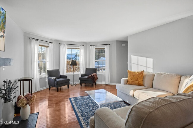 8 Backstretch Ct in Saratoga Springs, NY - Building Photo - Building Photo