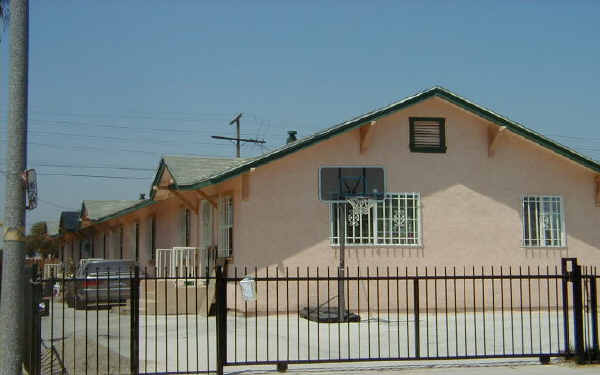 161 W 73rd St in Los Angeles, CA - Building Photo