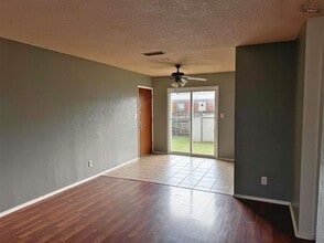 201 E Bois D Arc St in Henrietta, TX - Foto de edificio - Building Photo