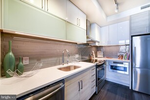 800 New Jersey Ave SE, Unit 2 BR INTERIOR UNIT in Washington, DC - Building Photo - Building Photo