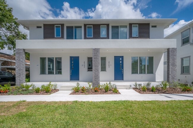 2703- W Fig St