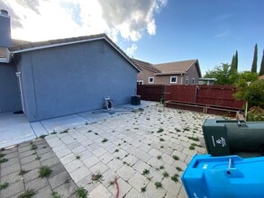 686 Anna Dr in Yuba City, CA - Foto de edificio - Building Photo