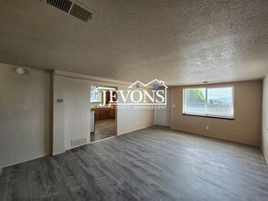 4210 E Hillcrest Dr in Yakima, WA - Building Photo - Building Photo