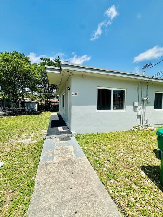 2401 NW 26th St in Miami, FL - Building Photo
