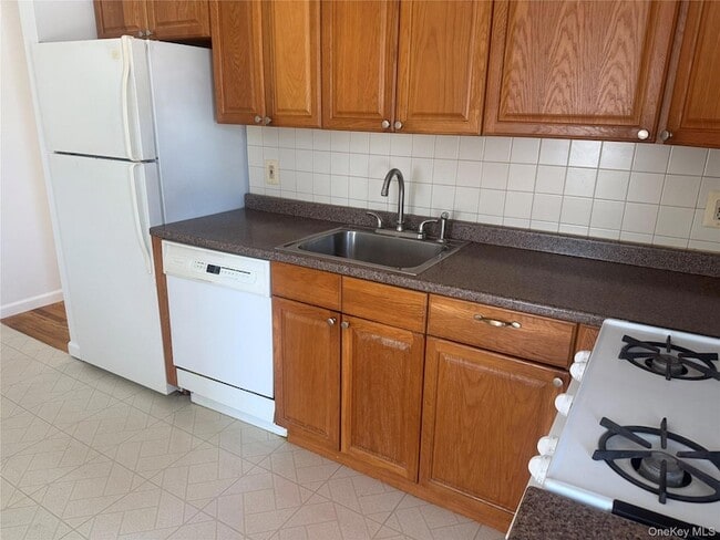 219 Manhattan Ave in Westbury, NY - Building Photo - Building Photo