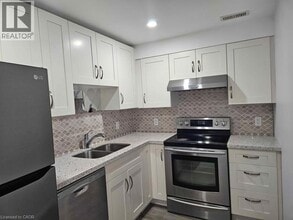 560 Landgren Ct in Kitchener, ON - Building Photo - Building Photo