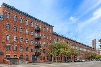 227 Christopher Columbus Dr in Jersey City, NJ - Building Photo - Building Photo