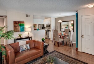 11513 Windcrest Ln in San Diego, CA - Building Photo
