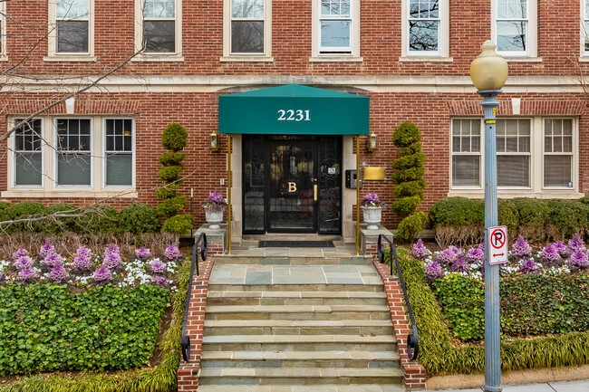 2231 Bancroft Pl NW in Washington, DC - Foto de edificio - Building Photo