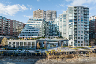 Nine On The Hudson in West New York, NJ - Foto de edificio - Building Photo