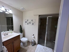8756 NW 98th Ave in Doral, FL - Building Photo - Building Photo