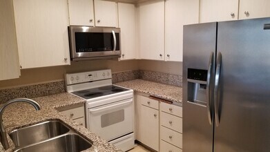 12720 Burbank Blvd in Los Angeles, CA - Building Photo - Building Photo