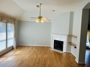 310 Annes Way in Stafford, TX - Building Photo - Building Photo