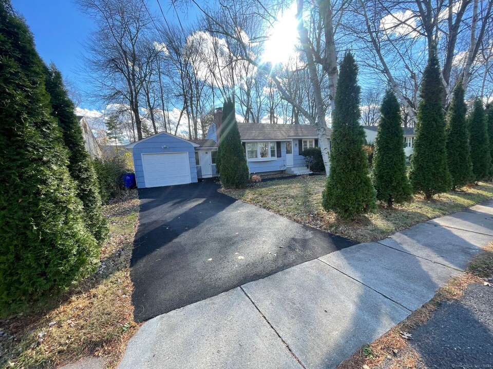 215 Beechwood Rd in West Hartford, CT - Building Photo