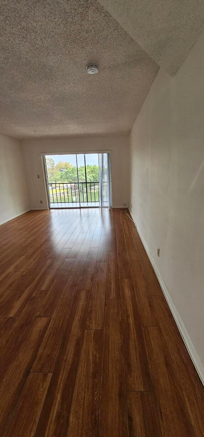 7910 N Colony Cir in Tamarac, FL - Building Photo - Building Photo