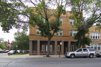 2434 N Laramie Ave in Chicago, IL - Building Photo - Building Photo