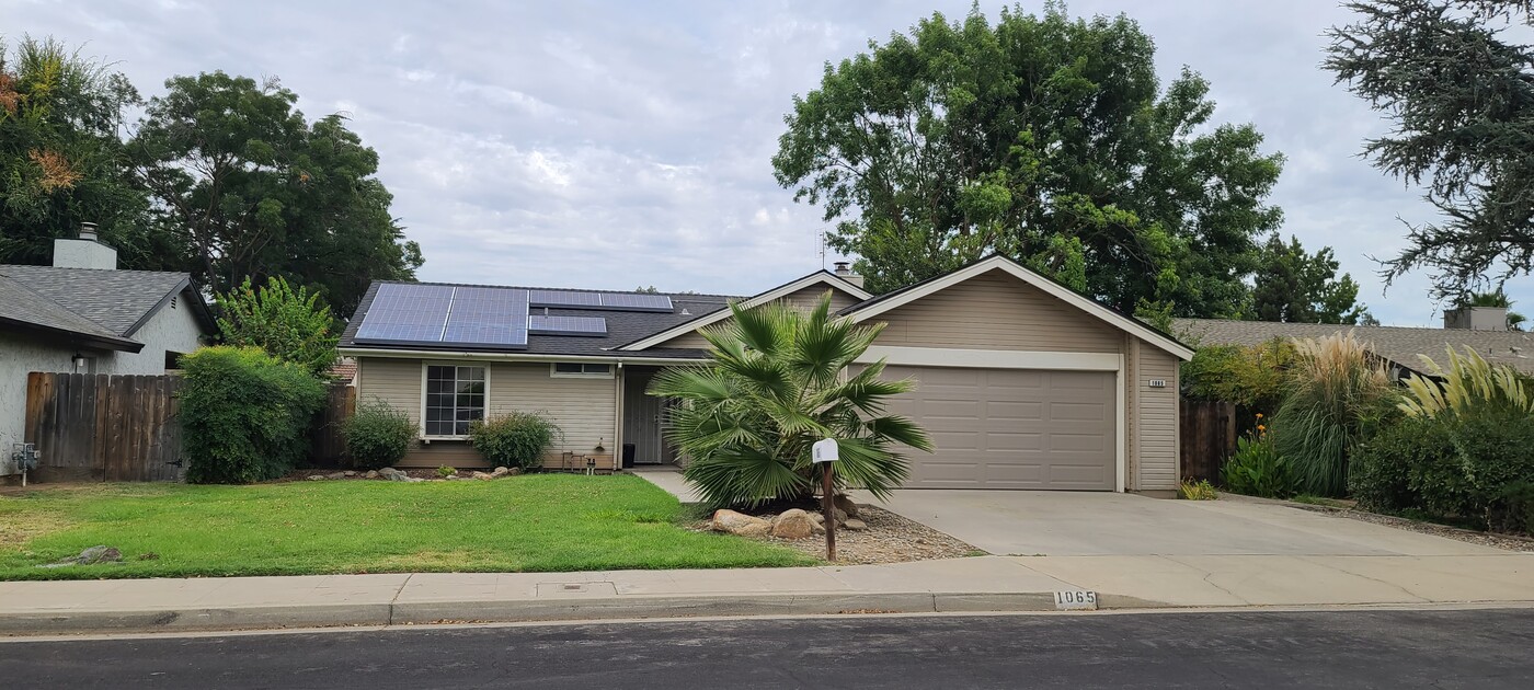 1065 Polson Ave in Clovis, CA - Foto de edificio