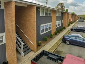 Pines on Vineville in Macon, GA - Foto de edificio - Building Photo