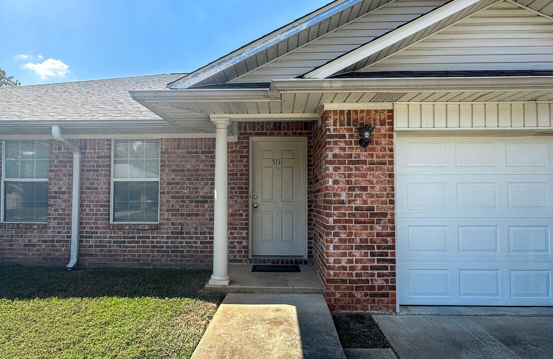 5109-5111 Galloping Way in Texarkana, TX - Building Photo