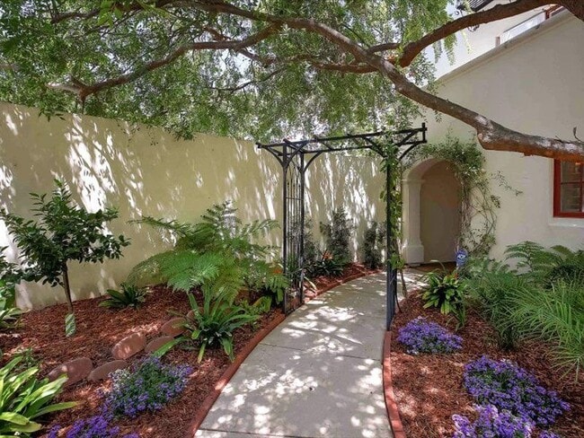 220 Santa Barbara St in Santa Barbara, CA - Building Photo - Building Photo