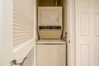 400 N Hollywood Way in Burbank, CA - Foto de edificio - Interior Photo