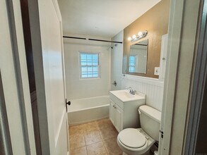 62 Quaker Ln S in West Hartford, CT - Building Photo - Building Photo