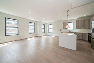 94 Astor Pl in Jersey City, NJ - Building Photo - Building Photo