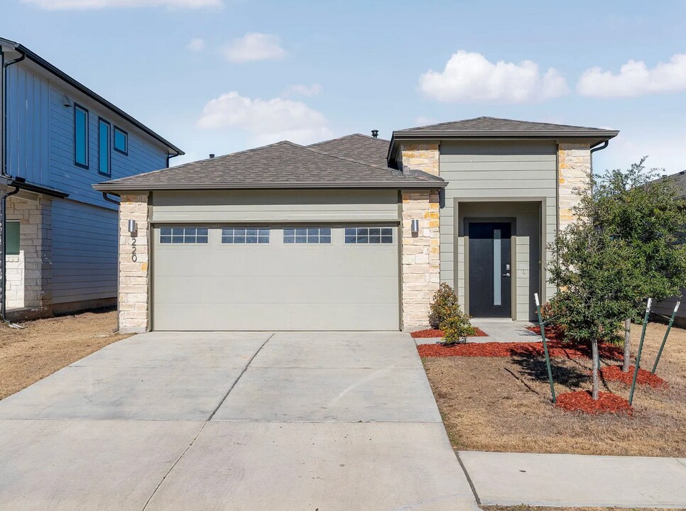 220 Fairfax Ave in San Marcos, TX - Building Photo