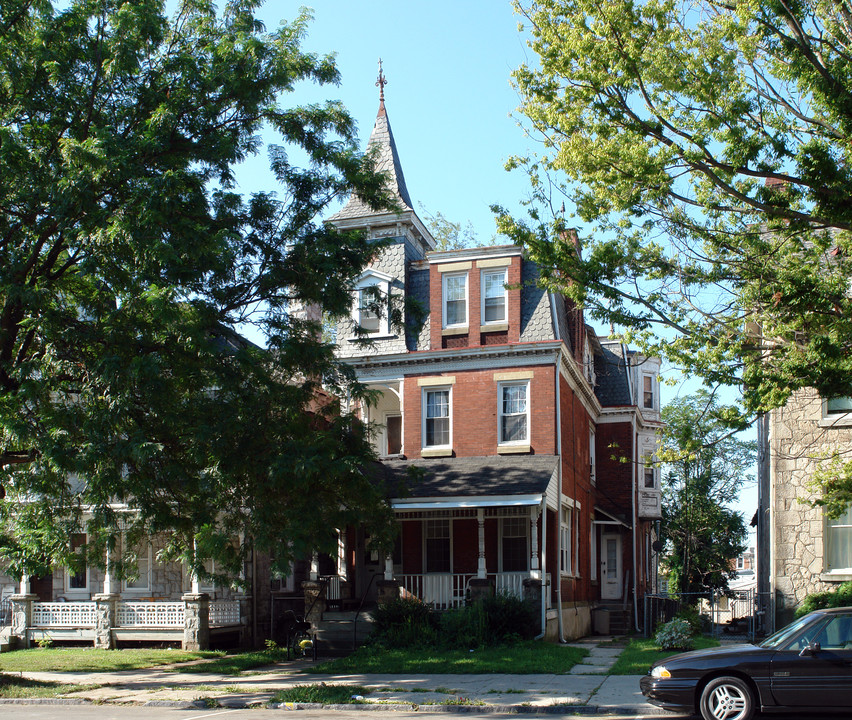 826 W Main St in Norristown, PA - Building Photo