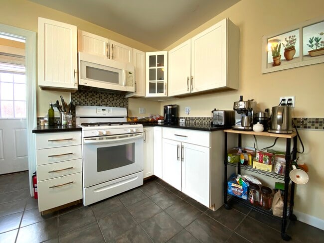2 Vassar St, Unit 1, Unit 1