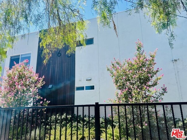 5263 Riverton Ave in Los Angeles, CA - Building Photo - Building Photo