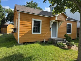 202 Robert Lee Rd in Houston, TX - Building Photo