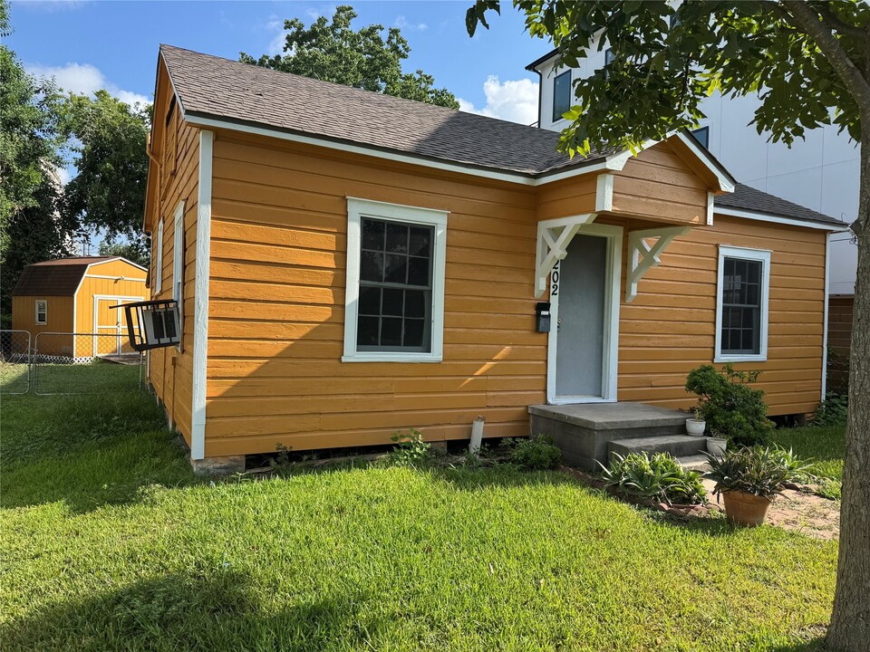 202 Robert Lee Rd in Houston, TX - Building Photo