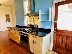 1135 Treat Ave, Unit upstairs in San Francisco, CA - Building Photo - Building Photo