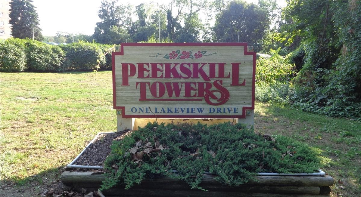1 Lakeview Dr in Peekskill, NY - Building Photo