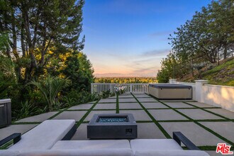 16725 Oak View Dr in Los Angeles, CA - Building Photo - Building Photo