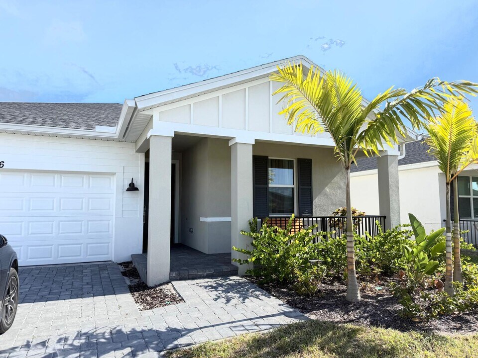 8996 Dahlia Cir in Port St. Lucie, FL - Foto de edificio