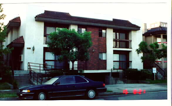 704 E Maple Ave in Glendale, CA - Foto de edificio - Building Photo