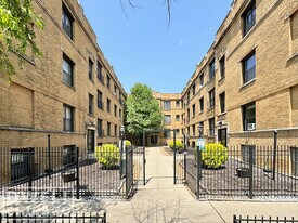 732 W Roscoe St, Unit 732-3N in Chicago, IL - Building Photo