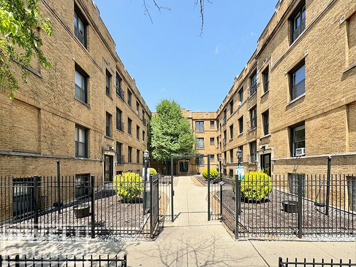 732 W Roscoe St, Unit 732-3N in Chicago, IL - Building Photo