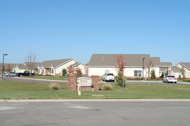 Main Street Place in Haysville, KS - Foto de edificio - Building Photo